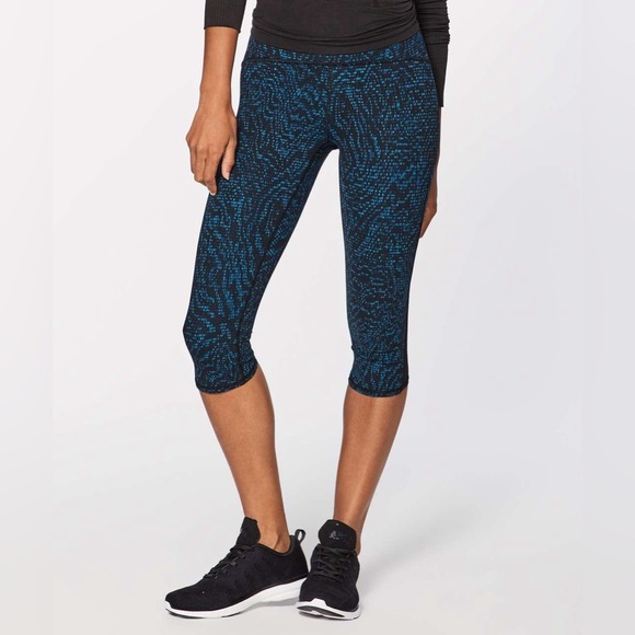 Lululemon Train Times Crop 17” Black Blue Mesh-Panel Capri Leggings Size 6 - Picture 7 of 11